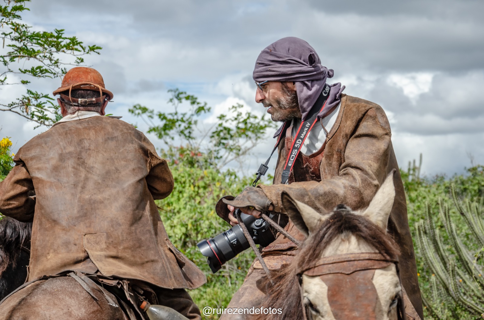 Rui Rezende em expedição fotográfica na Caatinga, documentando a vida dos vaqueiros