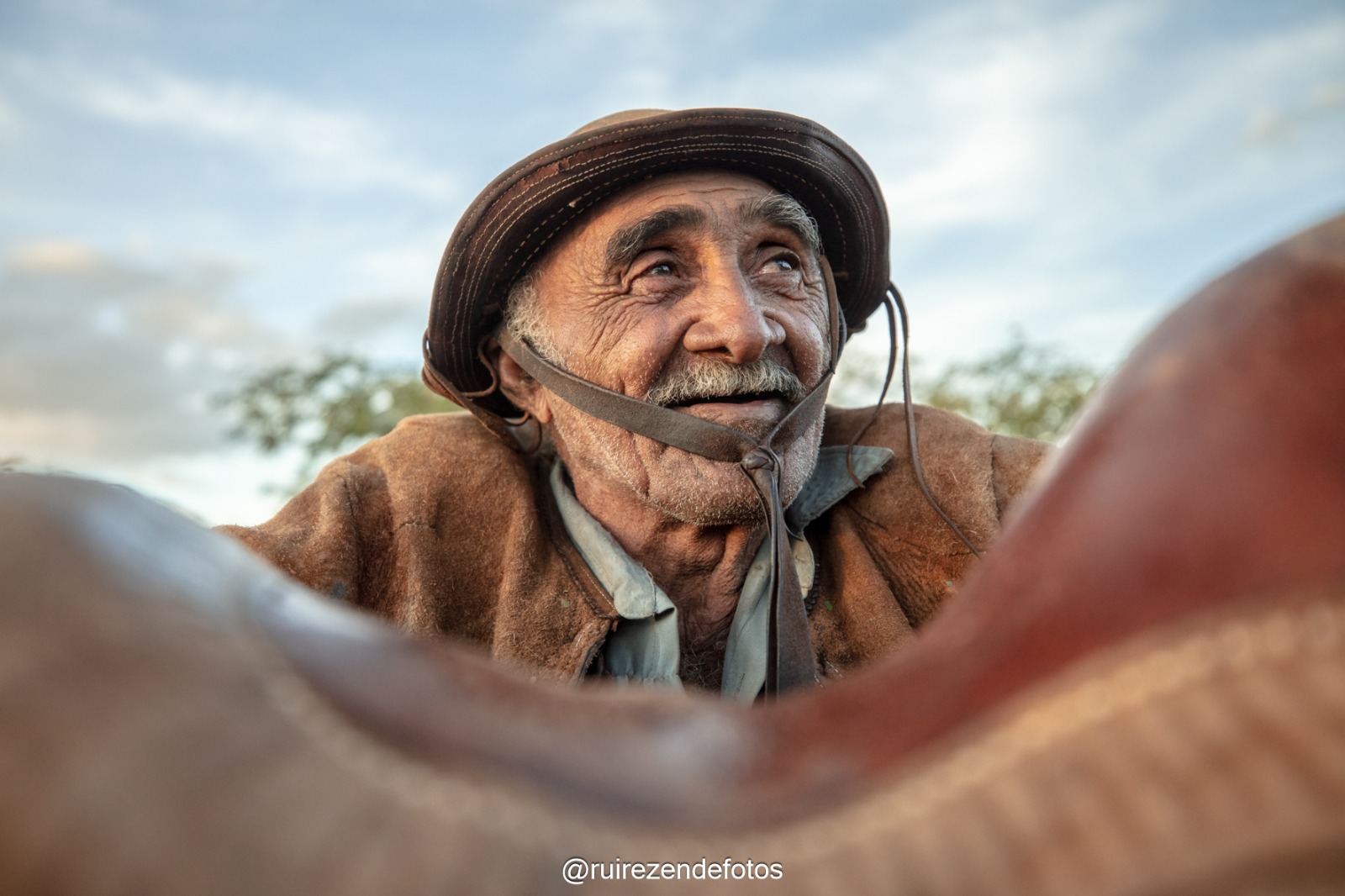 Retrato íntimo de vaqueiro sertanejo, mostrando a sabedoria e experiência do sertão