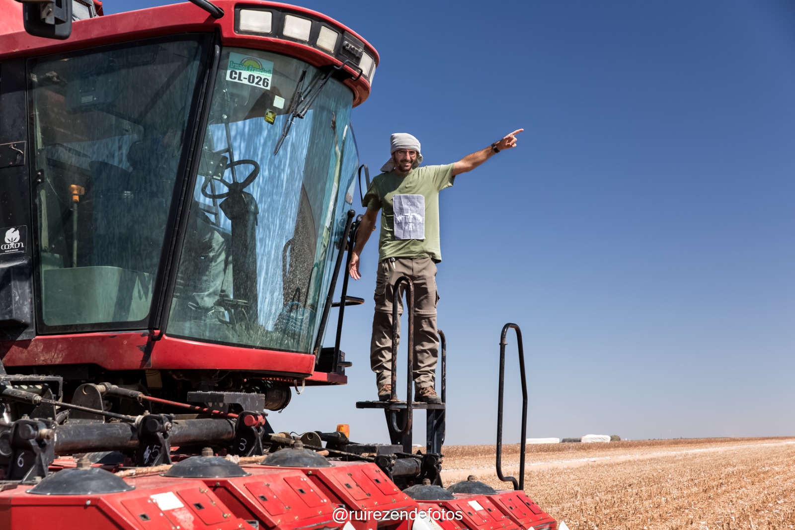 Rui Rezende sobre colheitadeira, documentando a agricultura moderna do Oeste baiano