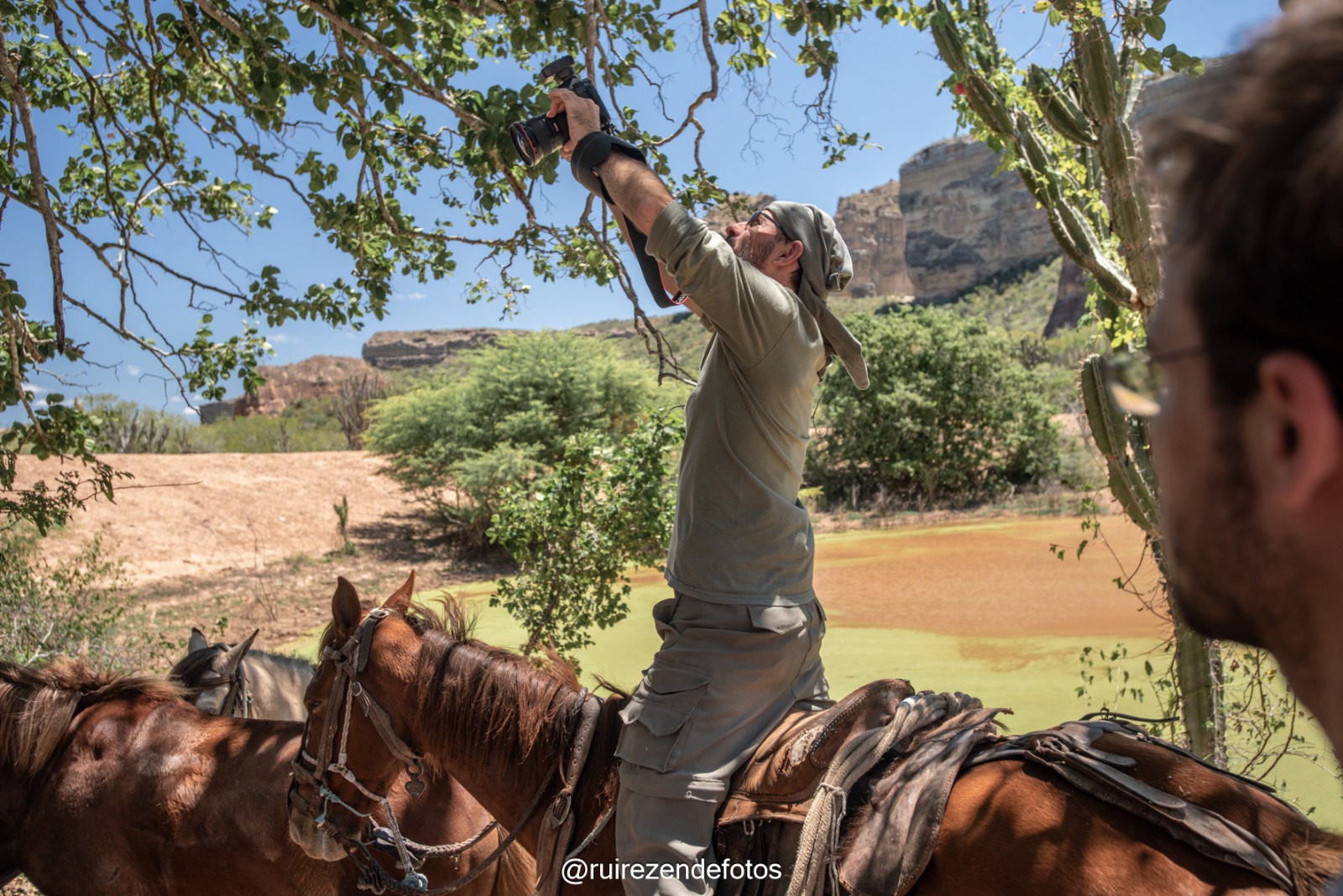 Rui Rezende fotografando sobre cavalos, técnica única para capturar ângulos especiais