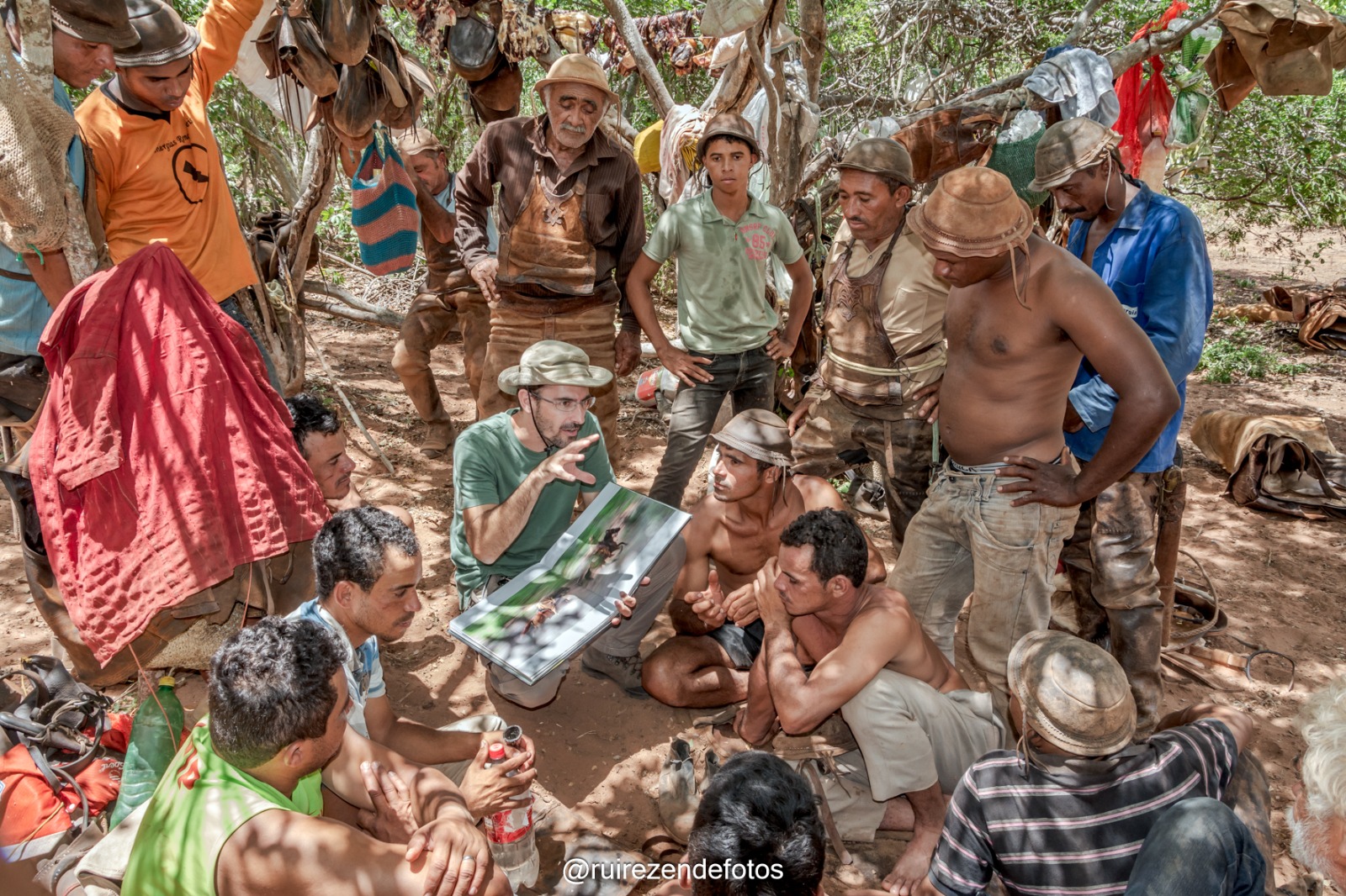 Compartilhamento de fotografias com vaqueiros, momento de conexão e troca cultural